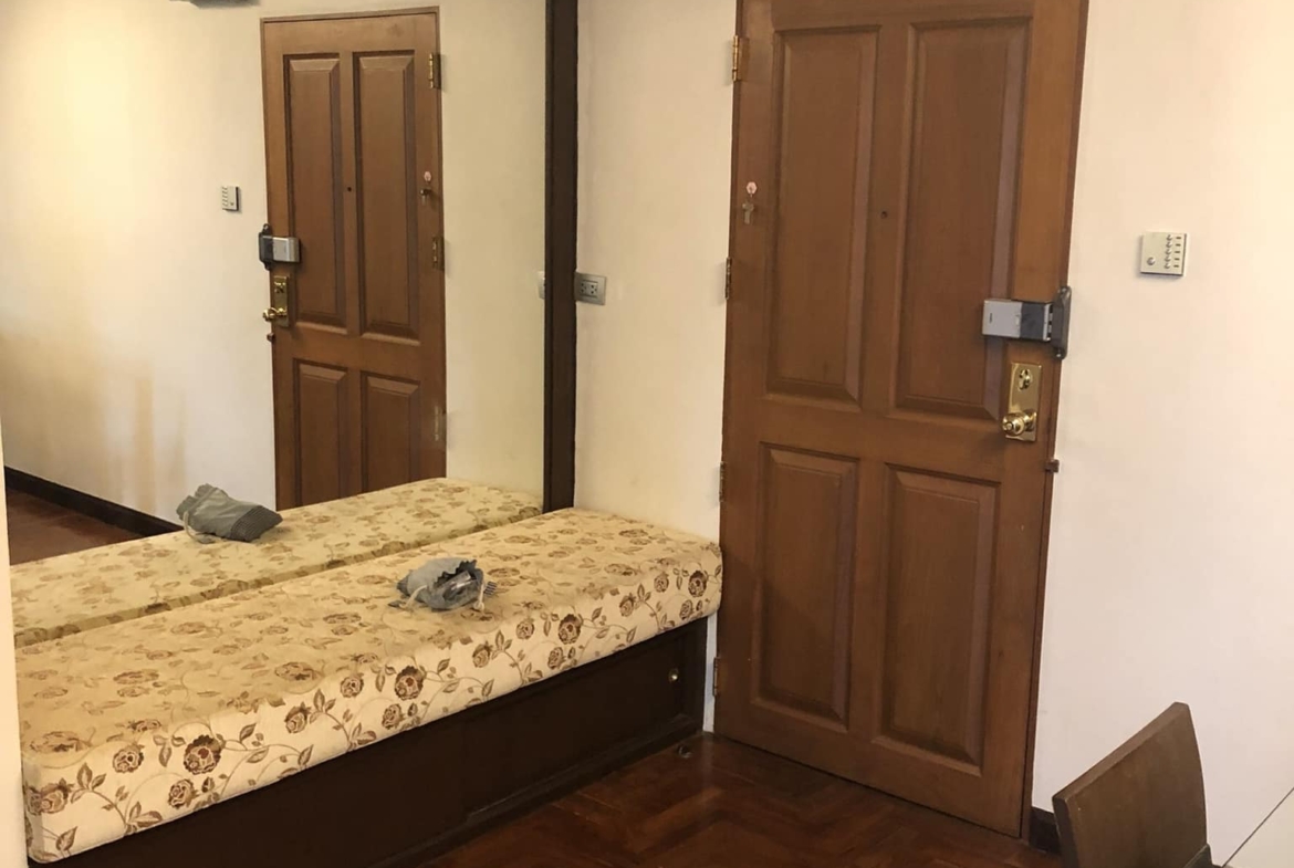 Spacious 3-bed, 2-bath condo, 142 sqm, newly renovated at Supreme Ville, Yen Akat. Peaceful living with premium amenities for 60K THB/month.