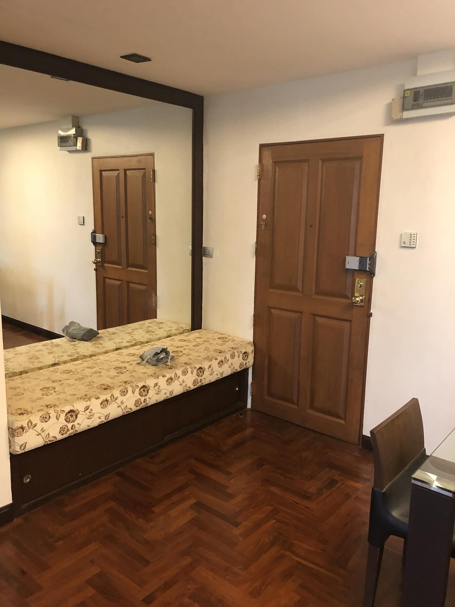 Spacious 3-bed, 2-bath condo, 142 sqm, newly renovated at Supreme Ville, Yen Akat. Peaceful living with premium amenities for 60K THB/month.