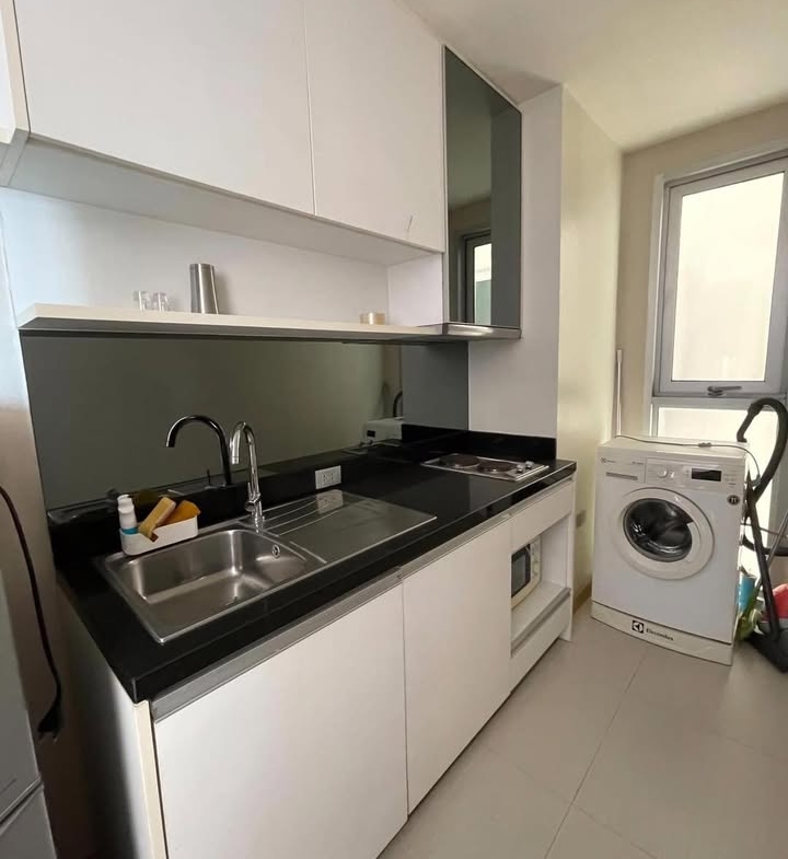 Rent a luxurious 1-bedroom condo at Skywalk Residences, Sukhumvit. Located on the 38th floor, fully furnished 51.77 sqm near BTS Phra Kanong for 22,000/month.