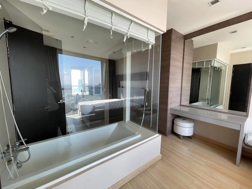 Rent a luxurious 1-bedroom condo at Skywalk Residences, Sukhumvit. Located on the 38th floor, fully furnished 51.77 sqm near BTS Phra Kanong for 22,000/month.