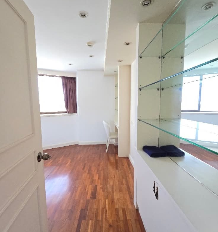 3-Bedroom 3-Bathroom 223 sqm Condo for Rent at President Park Sukhumvit 24, 65,000 THB/month, Near Phrom Phong BTS