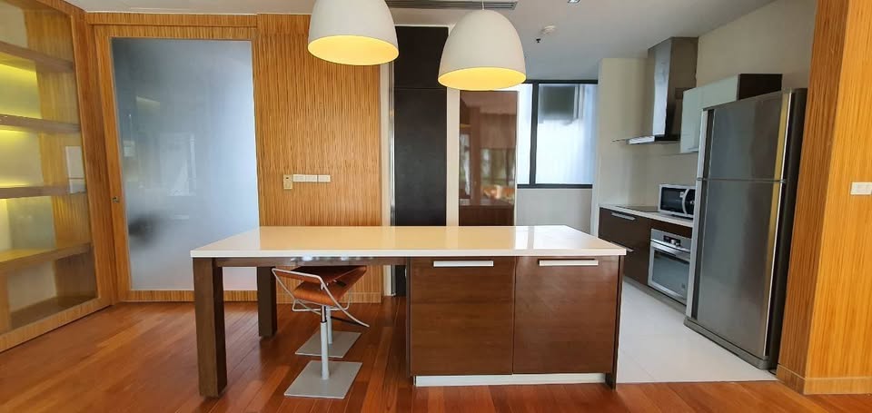 Spacious 2+1 bedroom condo for rent at Domus Sukhumvit 16/18. Prime location near BTS Asoke & MRT Sukhumvit, 167 sqm, fully furnished, THB 110,000/month.