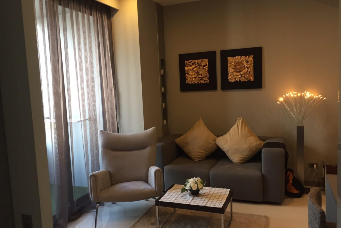 Fully furnished 1-bed, 1-bath condo at M Silom, 47 sqm, for rent 35,000–38,000 THB/month. Prime location near BTS Chong Nonsi. Rooftop pool, gym, and more.