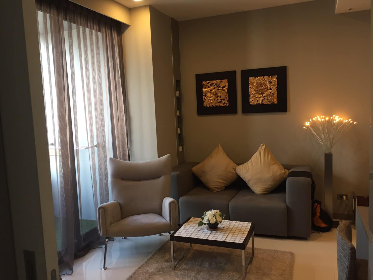 Fully furnished 1-bed, 1-bath condo at M Silom, 47 sqm, for rent 35,000–38,000 THB/month. Prime location near BTS Chong Nonsi. Rooftop pool, gym, and more.