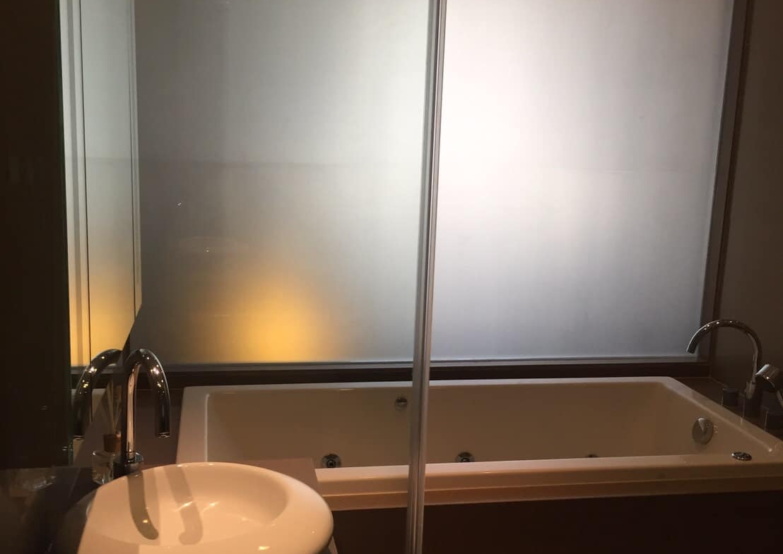 Fully furnished 1-bed, 1-bath condo at M Silom, 47 sqm, for rent 35,000–38,000 THB/month. Prime location near BTS Chong Nonsi. Rooftop pool, gym, and more.