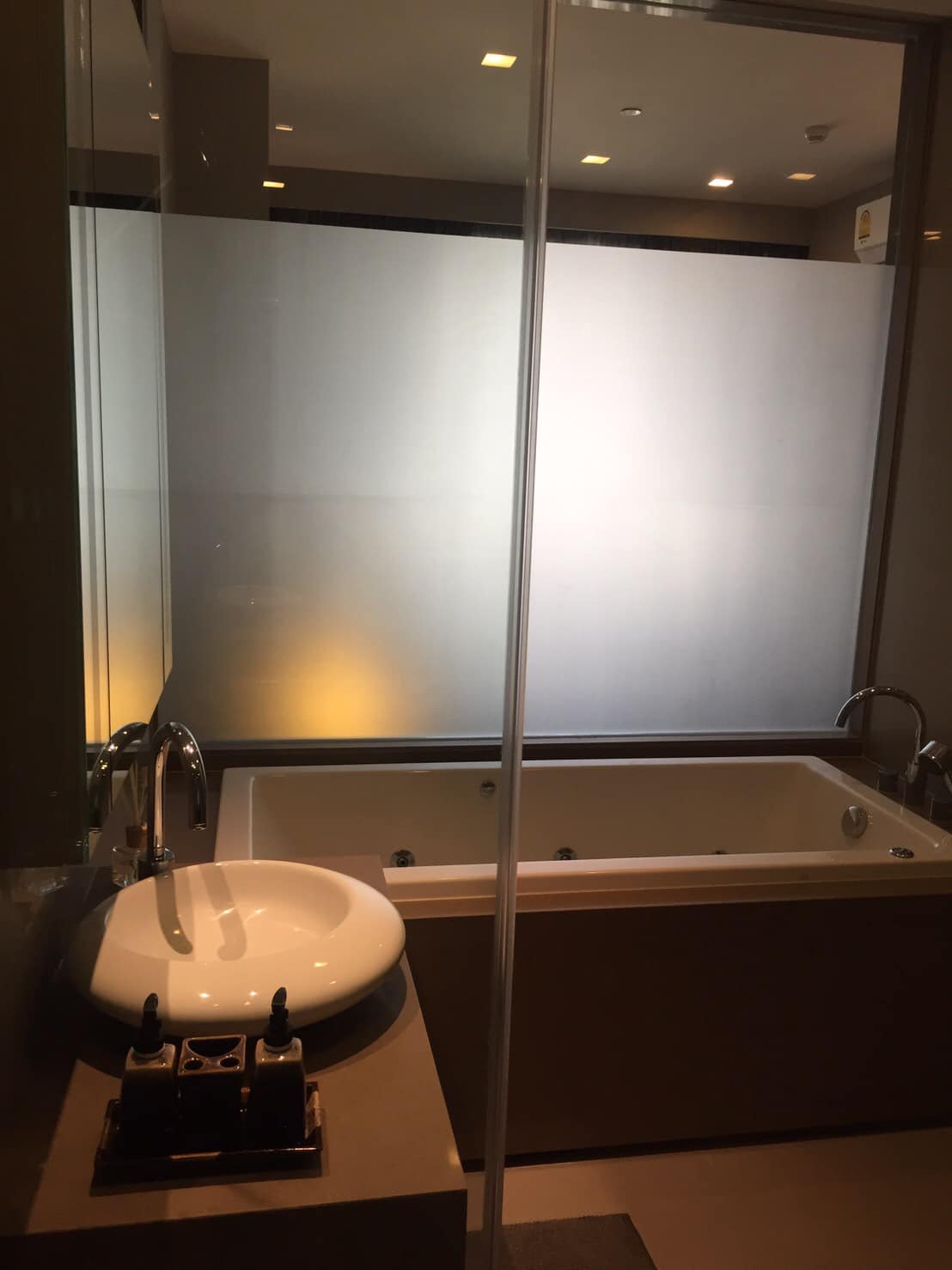 Fully furnished 1-bed, 1-bath condo at M Silom, 47 sqm, for rent 35,000–38,000 THB/month. Prime location near BTS Chong Nonsi. Rooftop pool, gym, and more.