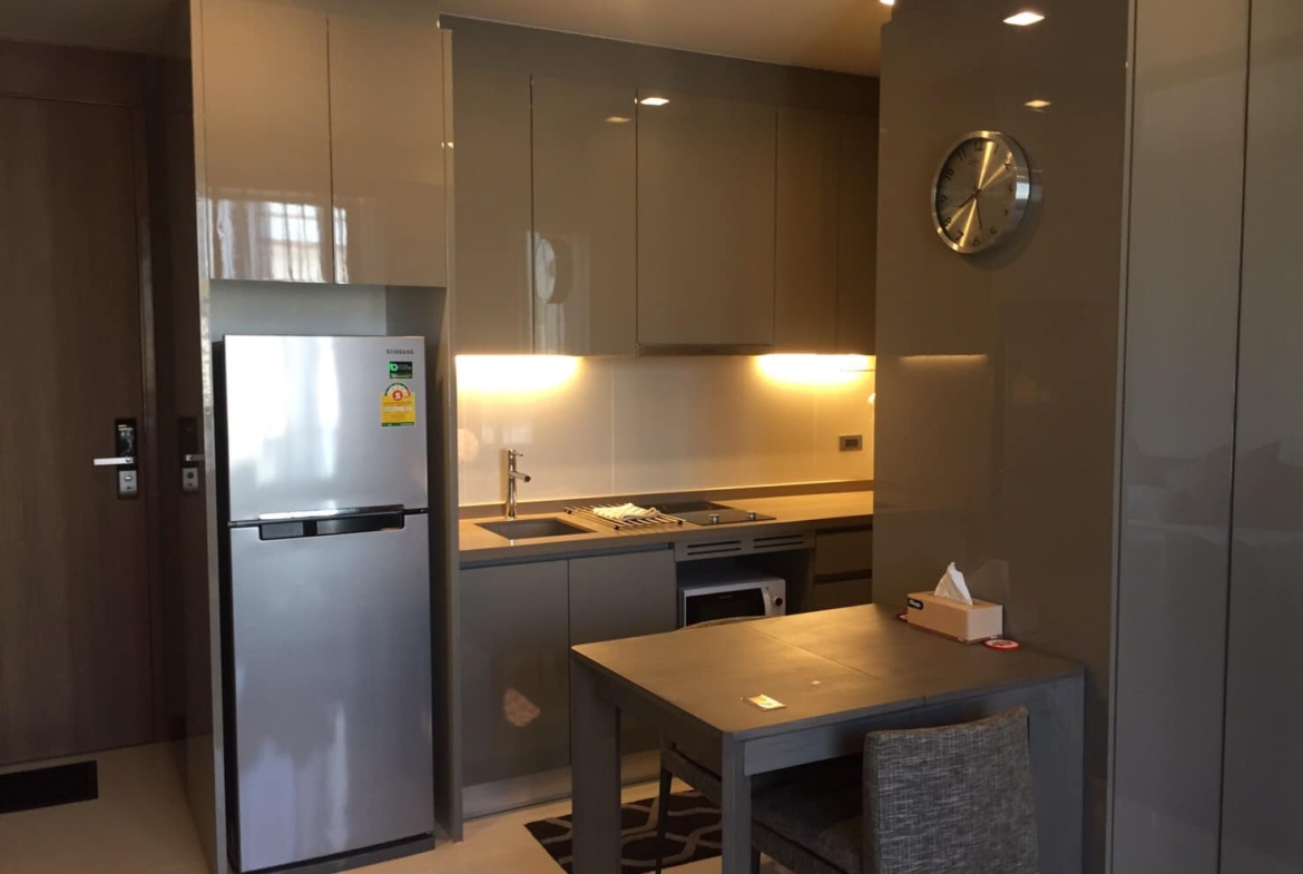 Fully furnished 1-bed, 1-bath condo at M Silom, 47 sqm, for rent 35,000–38,000 THB/month. Prime location near BTS Chong Nonsi. Rooftop pool, gym, and more.