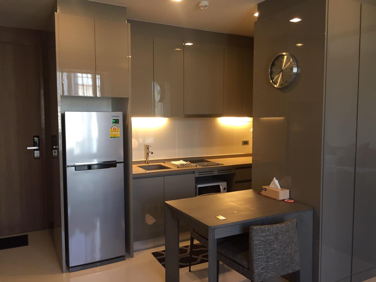 Fully furnished 1-bed, 1-bath condo at M Silom, 47 sqm, for rent 35,000–38,000 THB/month. Prime location near BTS Chong Nonsi. Rooftop pool, gym, and more.