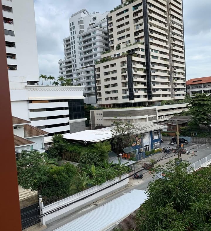 Rent a fully furnished 1-bedroom condo at Taka Haus, Ekkamai. 44 sqm, 5th floor, 21,800 THB/month. Modern amenities, close to BTS Ekkamai, Gateway Ekkamai