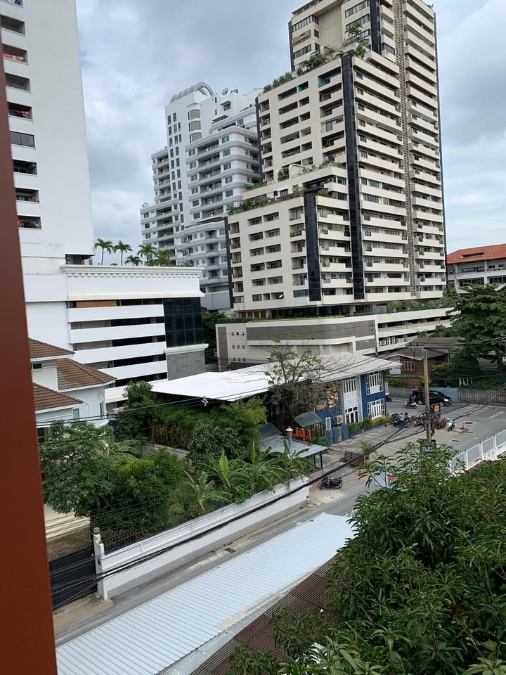 Rent a fully furnished 1-bedroom condo at Taka Haus, Ekkamai. 44 sqm, 5th floor, 21,800 THB/month. Modern amenities, close to BTS Ekkamai, Gateway Ekkamai
