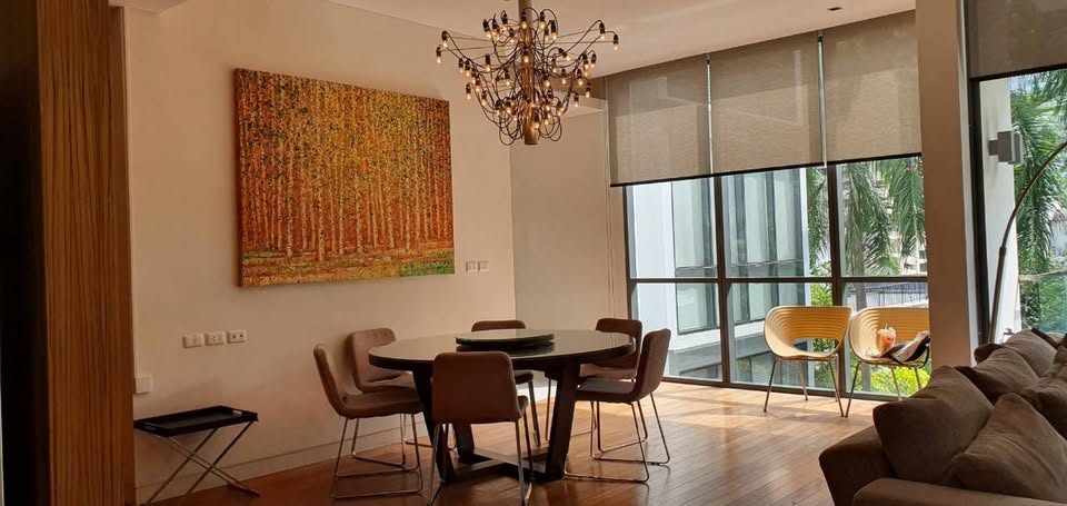 Spacious 2+1 bedroom condo for rent at Domus Sukhumvit 16/18. Prime location near BTS Asoke & MRT Sukhumvit, 167 sqm, fully furnished, THB 110,000/month.