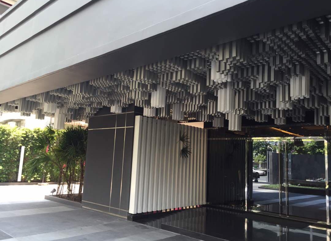 Fully furnished 1-bed, 1-bath condo at M Silom, 47 sqm, for rent 35,000–38,000 THB/month. Prime location near BTS Chong Nonsi. Rooftop pool, gym, and more.