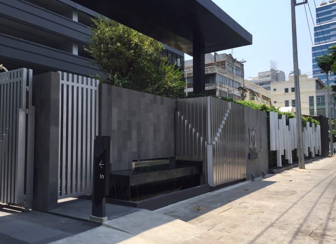 Fully furnished 1-bed, 1-bath condo at M Silom, 47 sqm, for rent 35,000–38,000 THB/month. Prime location near BTS Chong Nonsi. Rooftop pool, gym, and more.