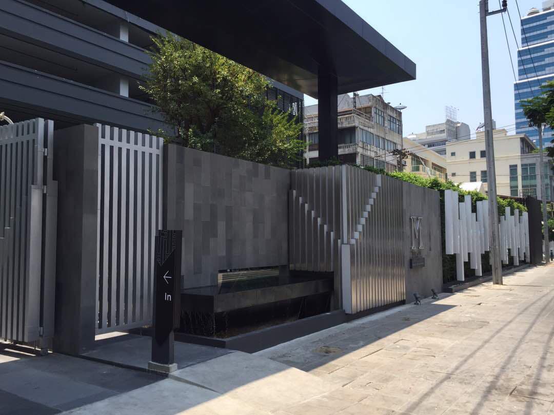 Fully furnished 1-bed, 1-bath condo at M Silom, 47 sqm, for rent 35,000–38,000 THB/month. Prime location near BTS Chong Nonsi. Rooftop pool, gym, and more.