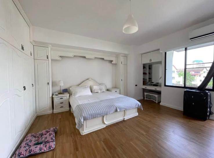 Spacious 3-bed, 2-bath, 287 sqm condo in Sukhumvit. Rent for 80,000 THB/month. Pet-friendly, near BTS Thonglor, Villa Market & TOPS Thonglor. Quiet, green views.