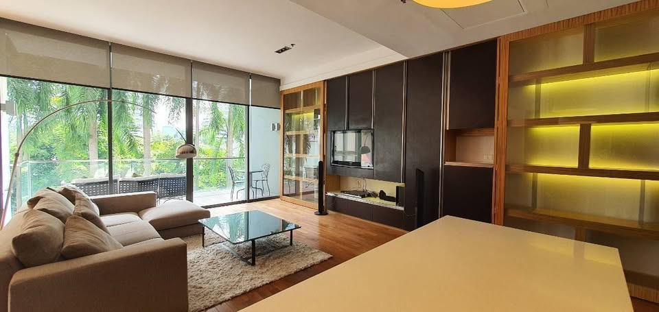 Spacious 2+1 bedroom condo for rent at Domus Sukhumvit 16/18. Prime location near BTS Asoke & MRT Sukhumvit, 167 sqm, fully furnished, THB 110,000/month.