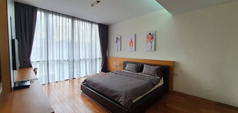 Spacious 2+1 bedroom condo for rent at Domus Sukhumvit 16/18. Prime location near BTS Asoke & MRT Sukhumvit, 167 sqm, fully furnished, THB 110,000/month.