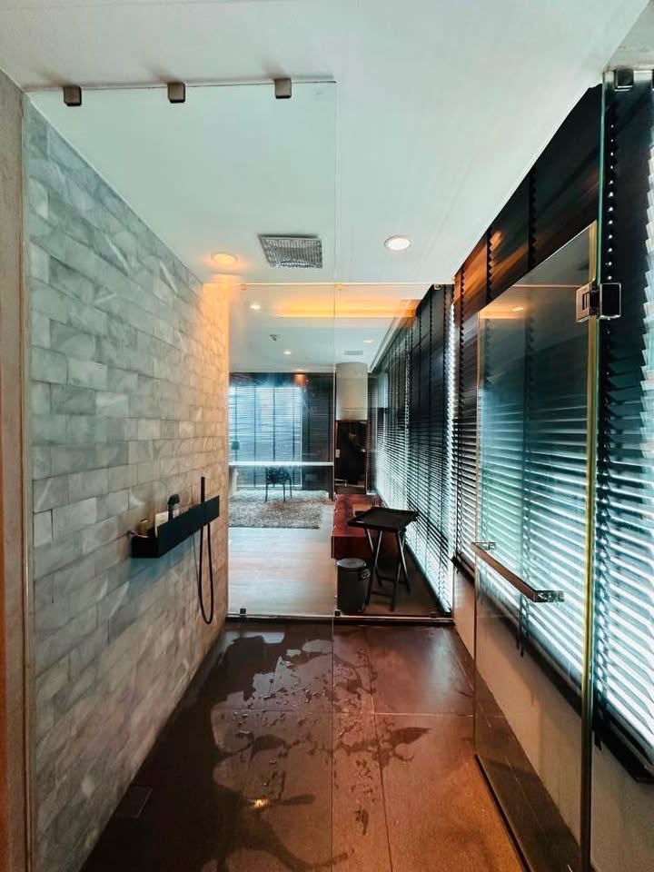 Luxury 2-Bedroom 2-Bathroom condo at 185 Rajadamri, 135 sqm, 155,000 THB/month. Prime location near BTS Rajadamri, shopping, and dining.