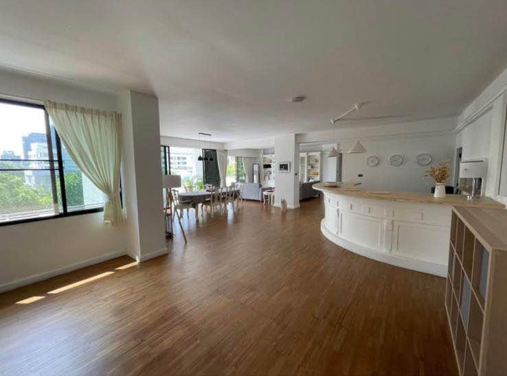 Spacious 3-bed, 2-bath, 287 sqm condo in Sukhumvit. Rent for 80,000 THB/month. Pet-friendly, near BTS Thonglor, Villa Market & TOPS Thonglor. Quiet, green views.