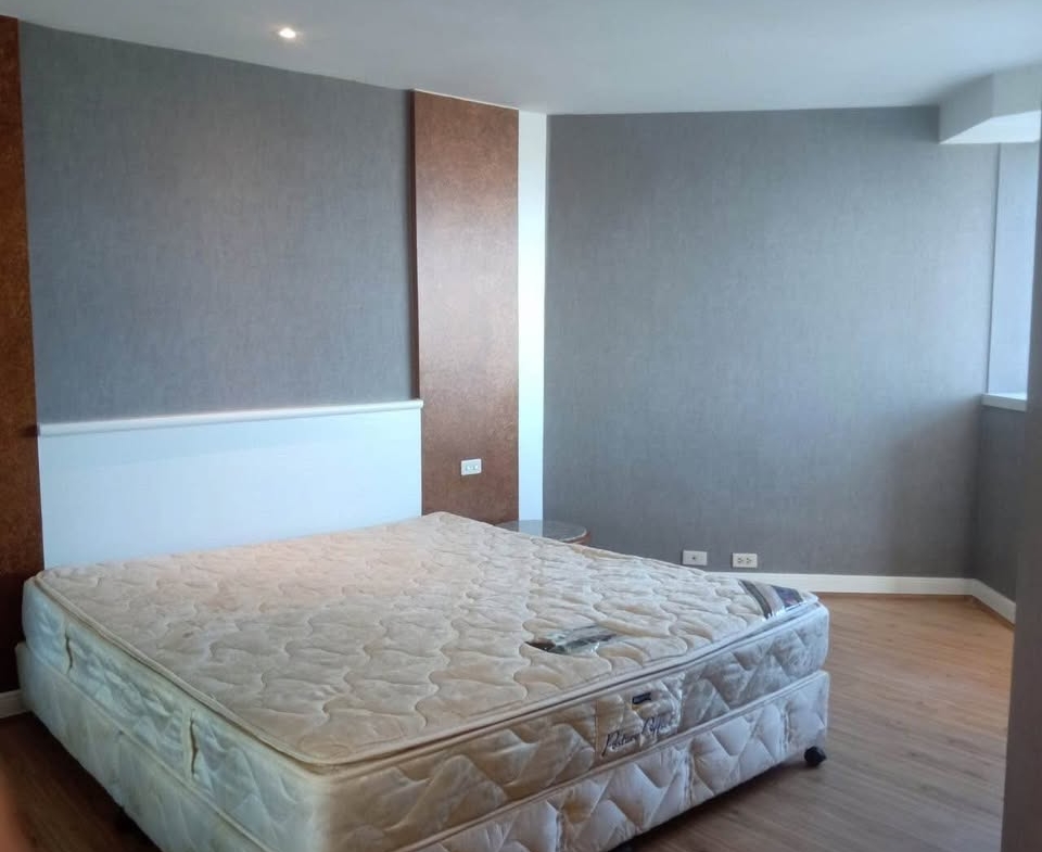 Spacious 3-bedroom condo @ President Park Sukhumvit 24, 261 sqm, 34th floor, fully furnished with maid quarters. Rent for 80,000 THB/month. Near BTS Phrom Phong