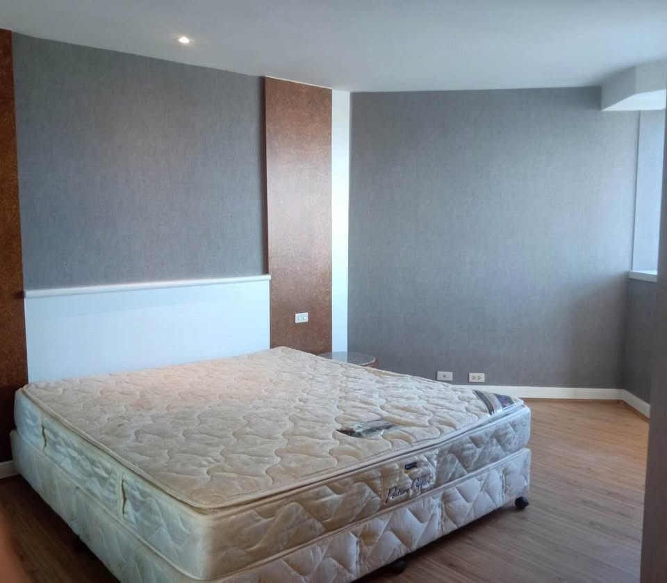 Spacious 3-bedroom condo @ President Park Sukhumvit 24, 261 sqm, 34th floor, fully furnished with maid quarters. Rent for 80,000 THB/month. Near BTS Phrom Phong