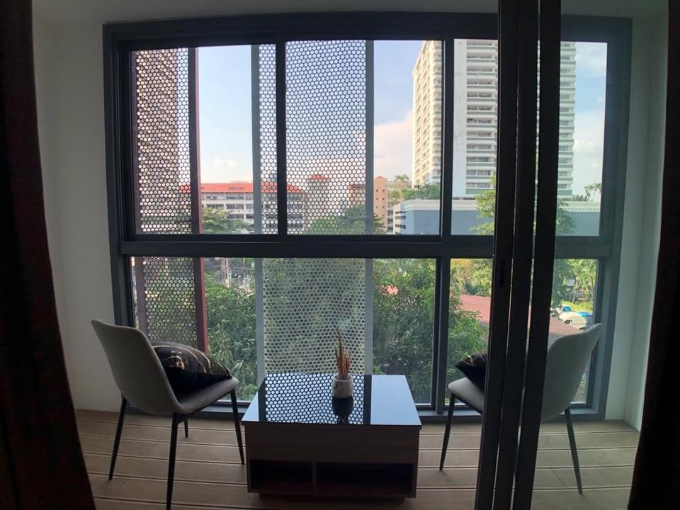Rent a fully furnished 1-bedroom condo at Taka Haus, Ekkamai. 44 sqm, 5th floor, 21,800 THB/month. Modern amenities, close to BTS Ekkamai, Gateway Ekkamai