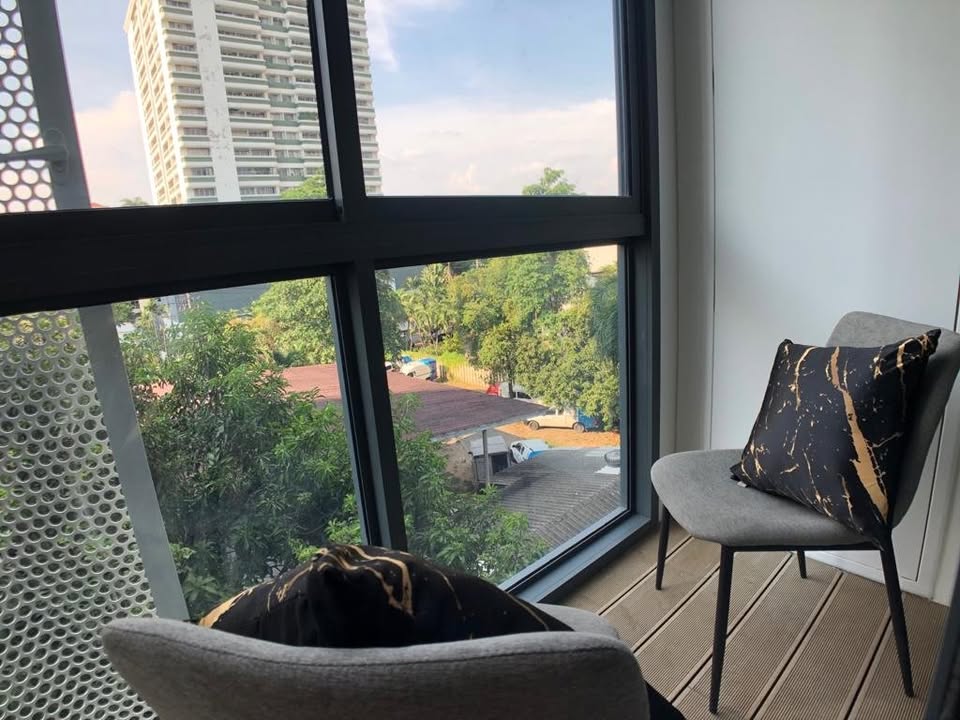 Rent a fully furnished 1-bedroom condo at Taka Haus, Ekkamai. 44 sqm, 5th floor, 21,800 THB/month. Modern amenities, close to BTS Ekkamai, Gateway Ekkamai