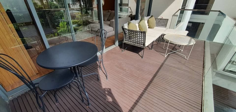 Spacious 2+1 bedroom condo for rent at Domus Sukhumvit 16/18. Prime location near BTS Asoke & MRT Sukhumvit, 167 sqm, fully furnished, THB 110,000/month.