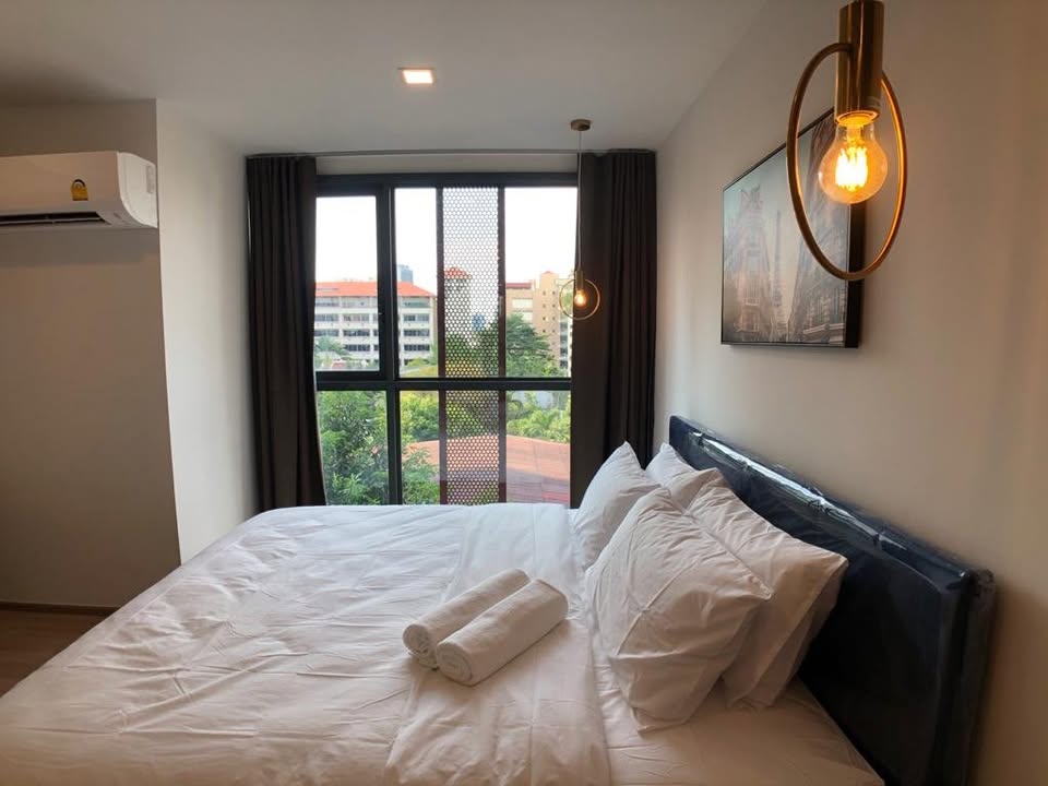 Rent a fully furnished 1-bedroom condo at Taka Haus, Ekkamai. 44 sqm, 5th floor, 21,800 THB/month. Modern amenities, close to BTS Ekkamai, Gateway Ekkamai