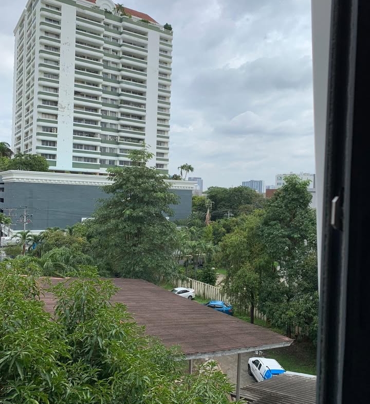 Rent a fully furnished 1-bedroom condo at Taka Haus, Ekkamai. 44 sqm, 5th floor, 21,800 THB/month. Modern amenities, close to BTS Ekkamai, Gateway Ekkamai