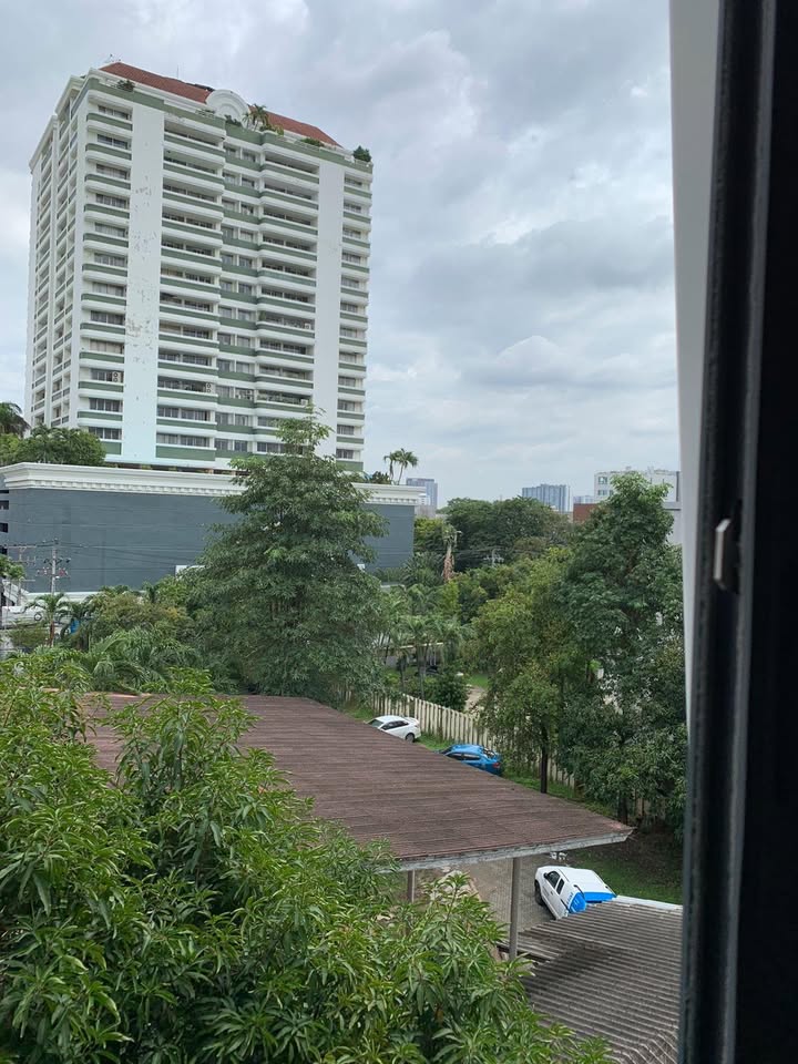 Rent a fully furnished 1-bedroom condo at Taka Haus, Ekkamai. 44 sqm, 5th floor, 21,800 THB/month. Modern amenities, close to BTS Ekkamai, Gateway Ekkamai