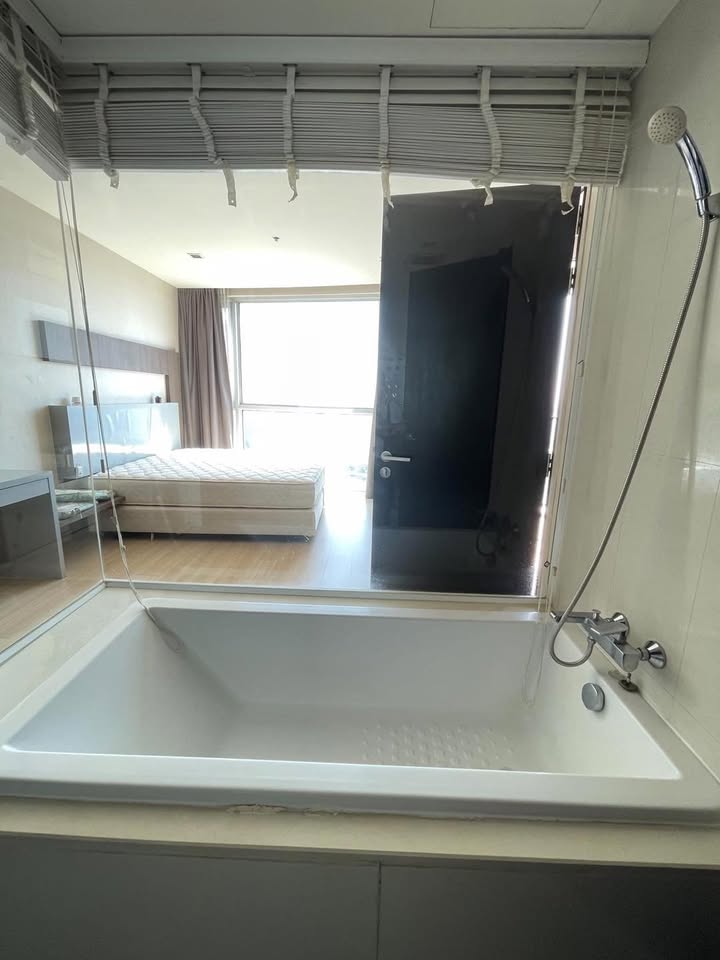 Rent a luxurious 1-bedroom condo at Skywalk Residences, Sukhumvit. Located on the 38th floor, fully furnished 51.77 sqm near BTS Phra Kanong for 22,000/month.