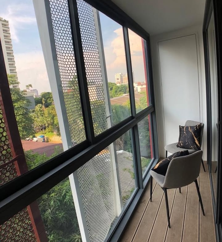 Rent a fully furnished 1-bedroom condo at Taka Haus, Ekkamai. 44 sqm, 5th floor, 21,800 THB/month. Modern amenities, close to BTS Ekkamai, Gateway Ekkamai