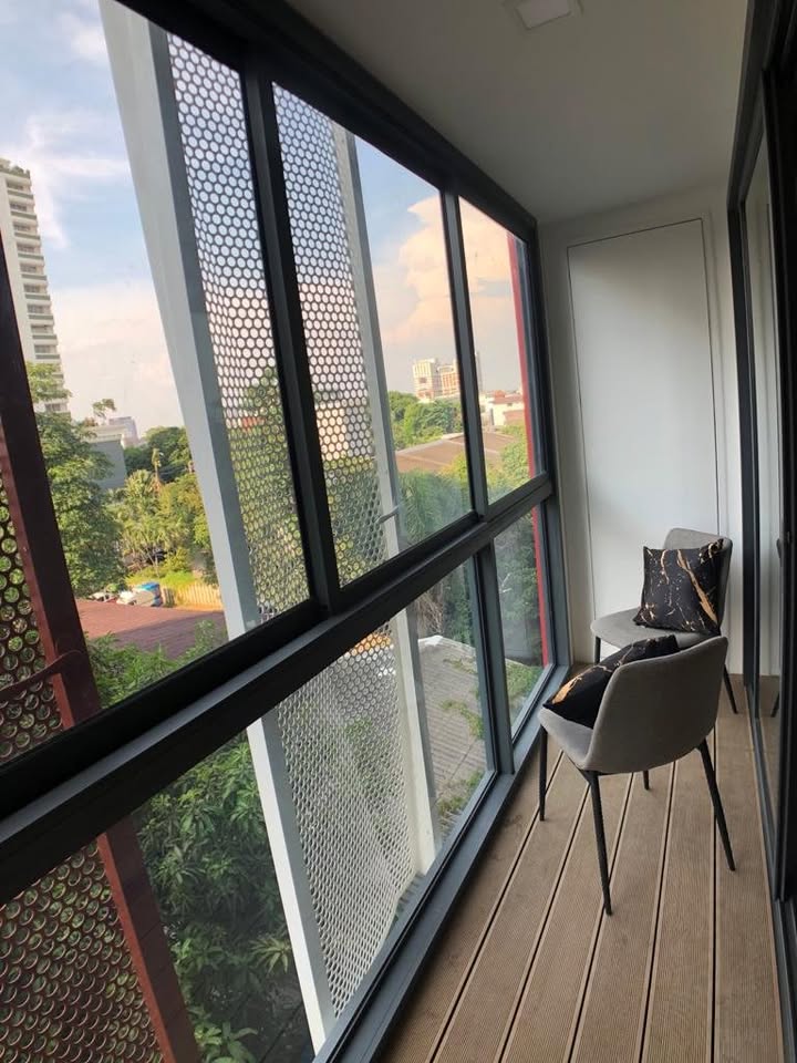Rent a fully furnished 1-bedroom condo at Taka Haus, Ekkamai. 44 sqm, 5th floor, 21,800 THB/month. Modern amenities, close to BTS Ekkamai, Gateway Ekkamai