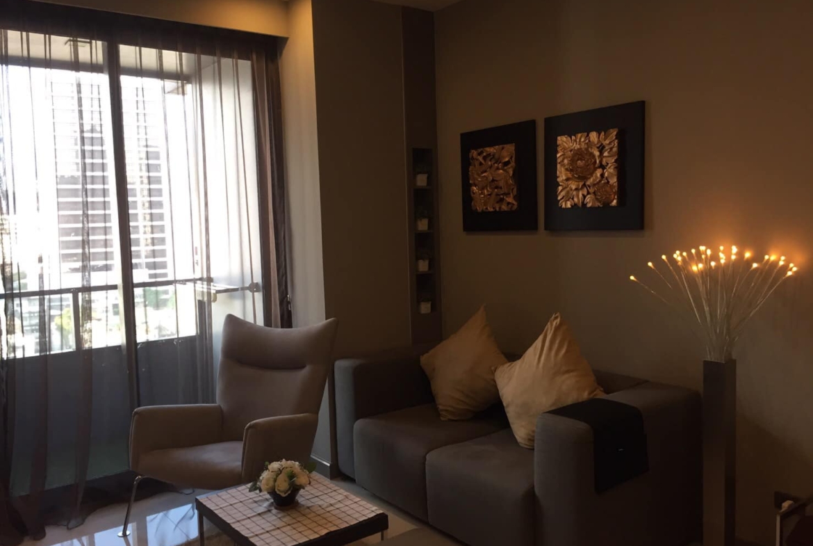 Fully furnished 1-bed, 1-bath condo at M Silom, 47 sqm, for rent 35,000–38,000 THB/month. Prime location near BTS Chong Nonsi. Rooftop pool, gym, and more.