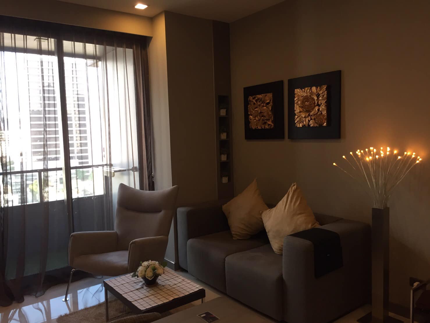 Fully furnished 1-bed, 1-bath condo at M Silom, 47 sqm, for rent 35,000–38,000 THB/month. Prime location near BTS Chong Nonsi. Rooftop pool, gym, and more.