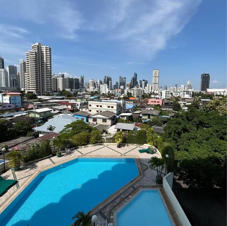 Discover a 1-bedroom condo for sale at Baan Sukhumvit, 800 m from BTS Thong Lor. Fully furnished offering 2 balconies and 60 sqm of luxury living for THB 4.8M