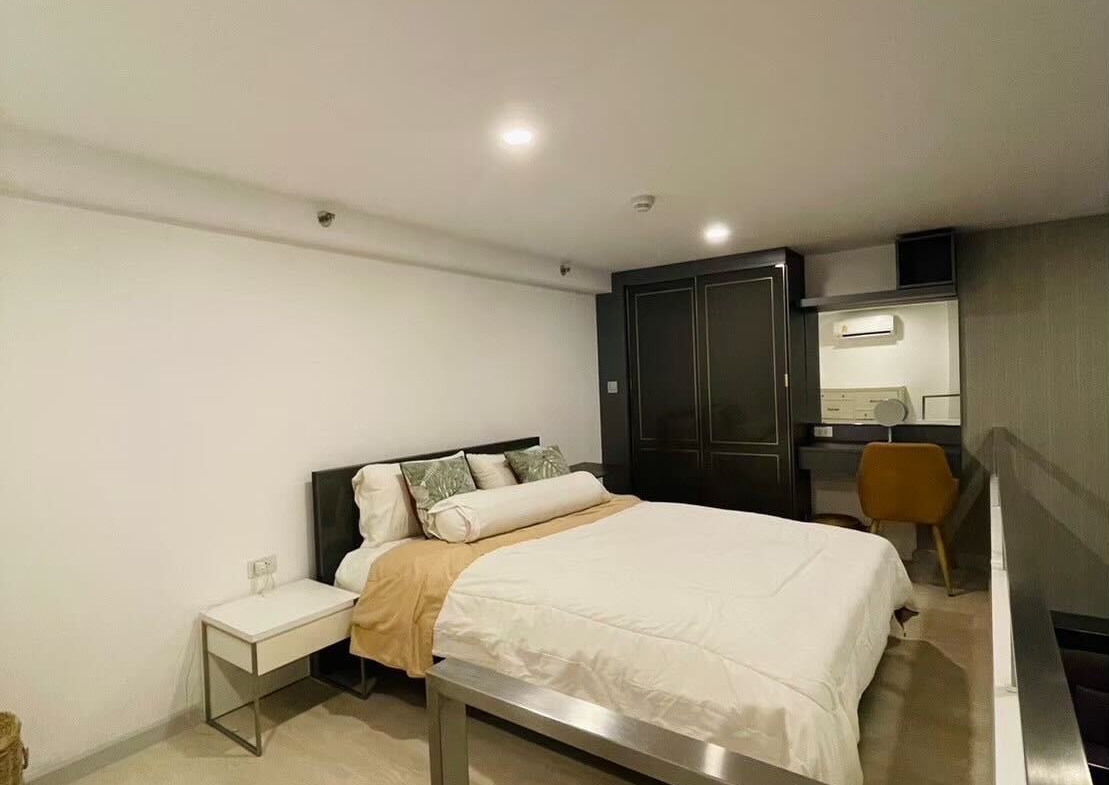 Spacious 2-bed, 2-bath condo at Supreme Ville, 118.25 sqm, for rent at 60,000 THB/month. Prime location near Lumphini MRT. Fully furnished.