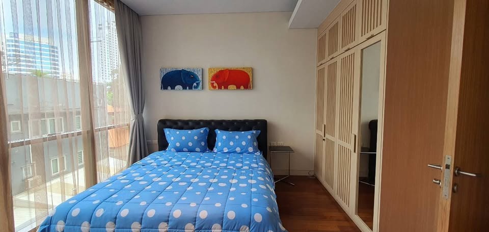 Spacious 2+1 bedroom condo for rent at Domus Sukhumvit 16/18. Prime location near BTS Asoke & MRT Sukhumvit, 167 sqm, fully furnished, THB 110,000/month.