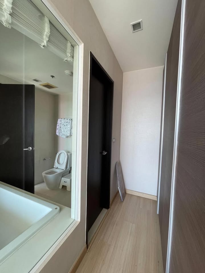 Rent a luxurious 1-bedroom condo at Skywalk Residences, Sukhumvit. Located on the 38th floor, fully furnished 51.77 sqm near BTS Phra Kanong for 22,000/month.