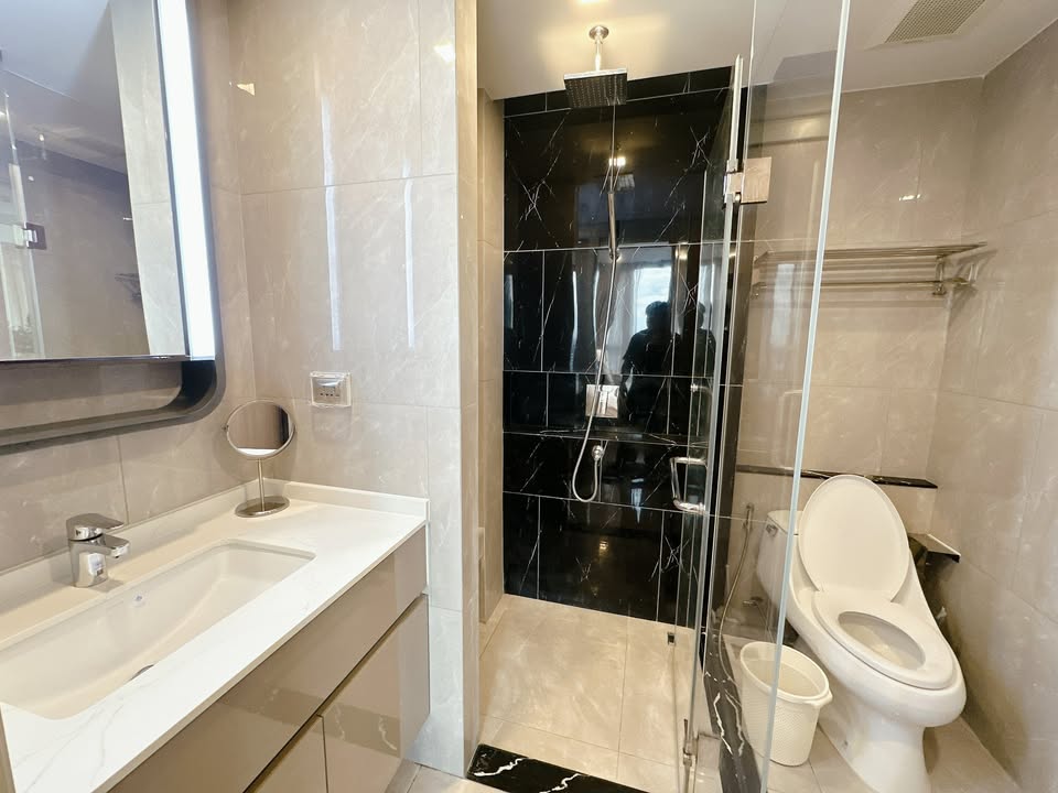 Stylish 1-bedroom condo for rent at One9Five Asoke. Fully furnished, 36 sqm, near MRT Rama 9 and Central Rama 9. Luxurious living at 36,000 THB/month!