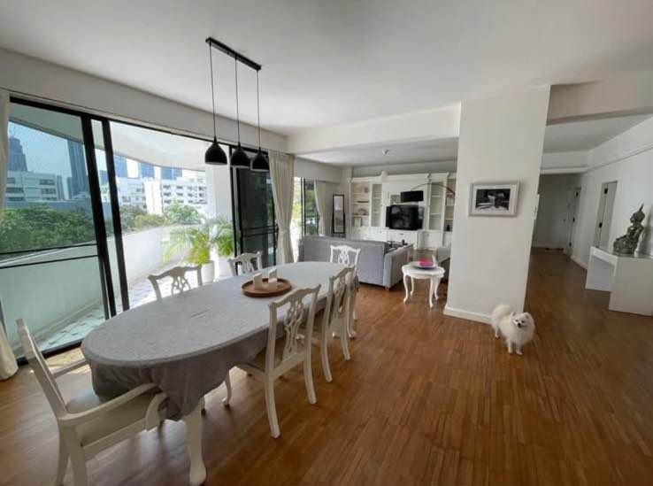 Spacious 3-bed, 2-bath, 287 sqm condo in Sukhumvit. Rent for 80,000 THB/month. Pet-friendly, near BTS Thonglor, Villa Market & TOPS Thonglor. Quiet, green views.