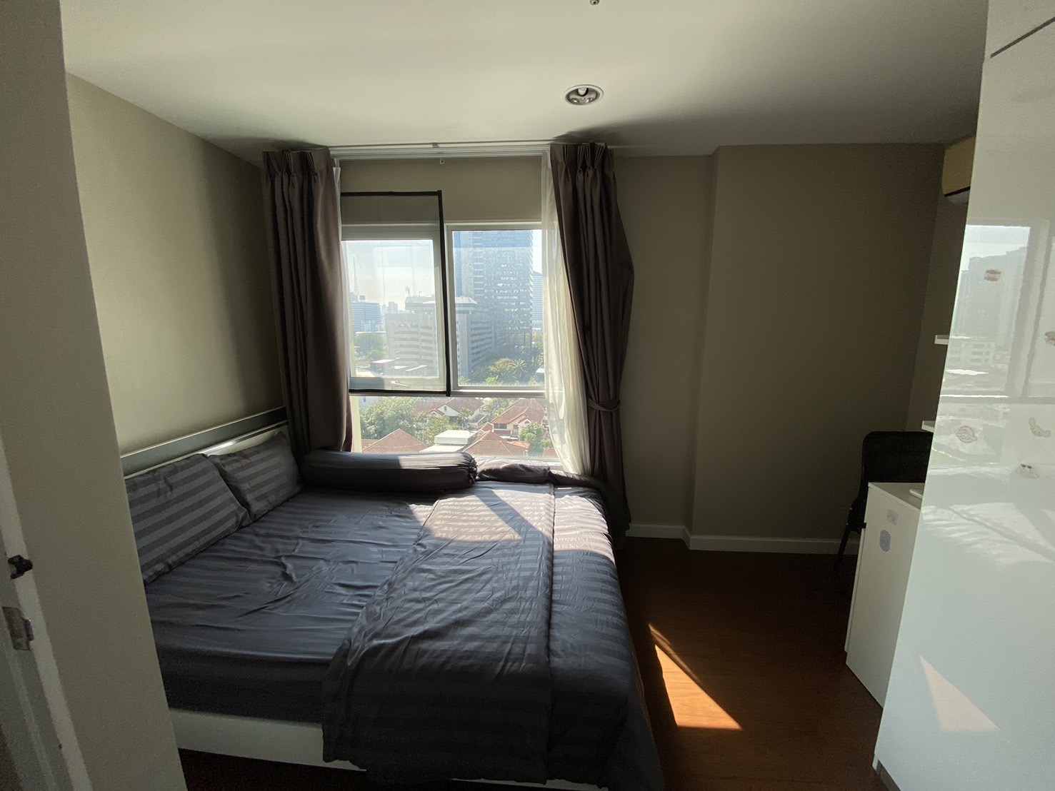 Choose from 2, 3, or 5 beds at Belle Grand Rama 9 in Bangkok's CBD. Fully furnished, top-notch amenities, near MRT, malls, and offices.