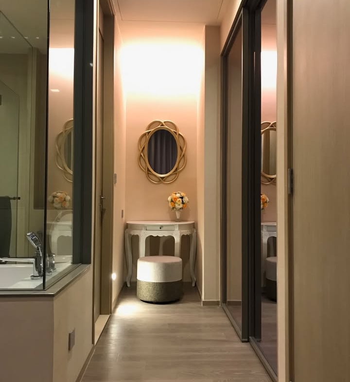 1-bedroom 47.05 sqm condo at The ESSE Asoke, Sukhumvit 21. Luxurious amenities, high ceiling, and stunning views. Rent 43K/month. Near BTS & MRT.