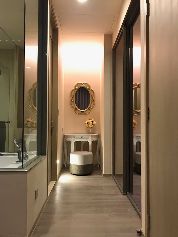 1-bedroom 47.05 sqm condo at The ESSE Asoke, Sukhumvit 21. Luxurious amenities, high ceiling, and stunning views. Rent 43K/month. Near BTS & MRT.