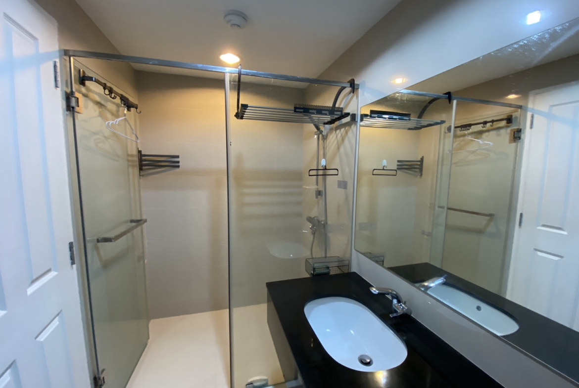 Choose from 2, 3, or 5 beds at Belle Grand Rama 9 in Bangkok's CBD. Fully furnished, top-notch amenities, near MRT, malls, and offices.