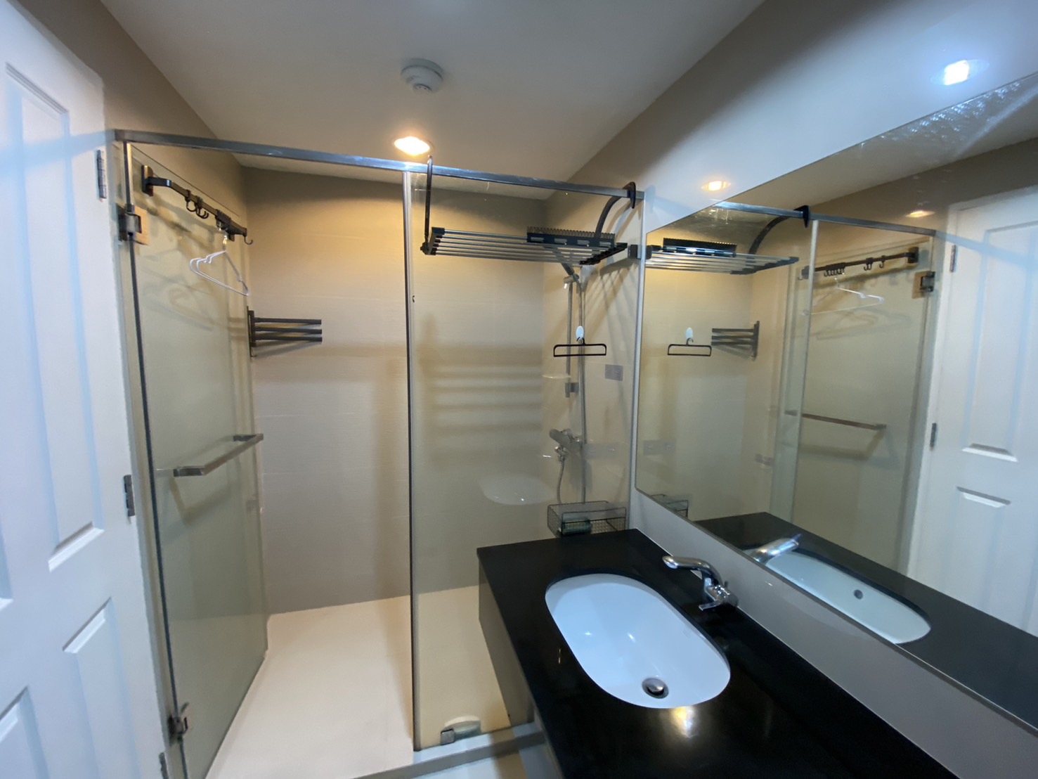Choose from 2, 3, or 5 beds at Belle Grand Rama 9 in Bangkok's CBD. Fully furnished, top-notch amenities, near MRT, malls, and offices.
