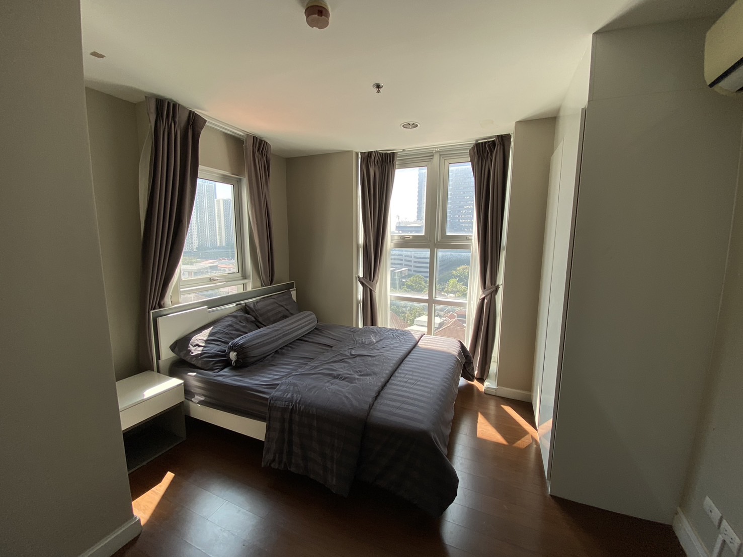 Choose from 2, 3, or 5 beds at Belle Grand Rama 9 in Bangkok's CBD. Fully furnished, top-notch amenities, near MRT, malls, and offices.