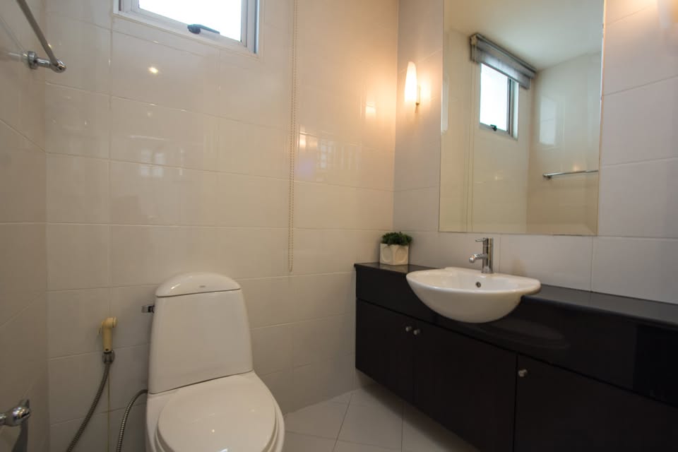 3-BR Condo at CitiSmart Sukhumvit 18, 120 sqm, Penthouse floor, near BTS Asok & MRT Sukhumvit. Rent: 75,000 THB/month. Fully furnished with modern amenities.