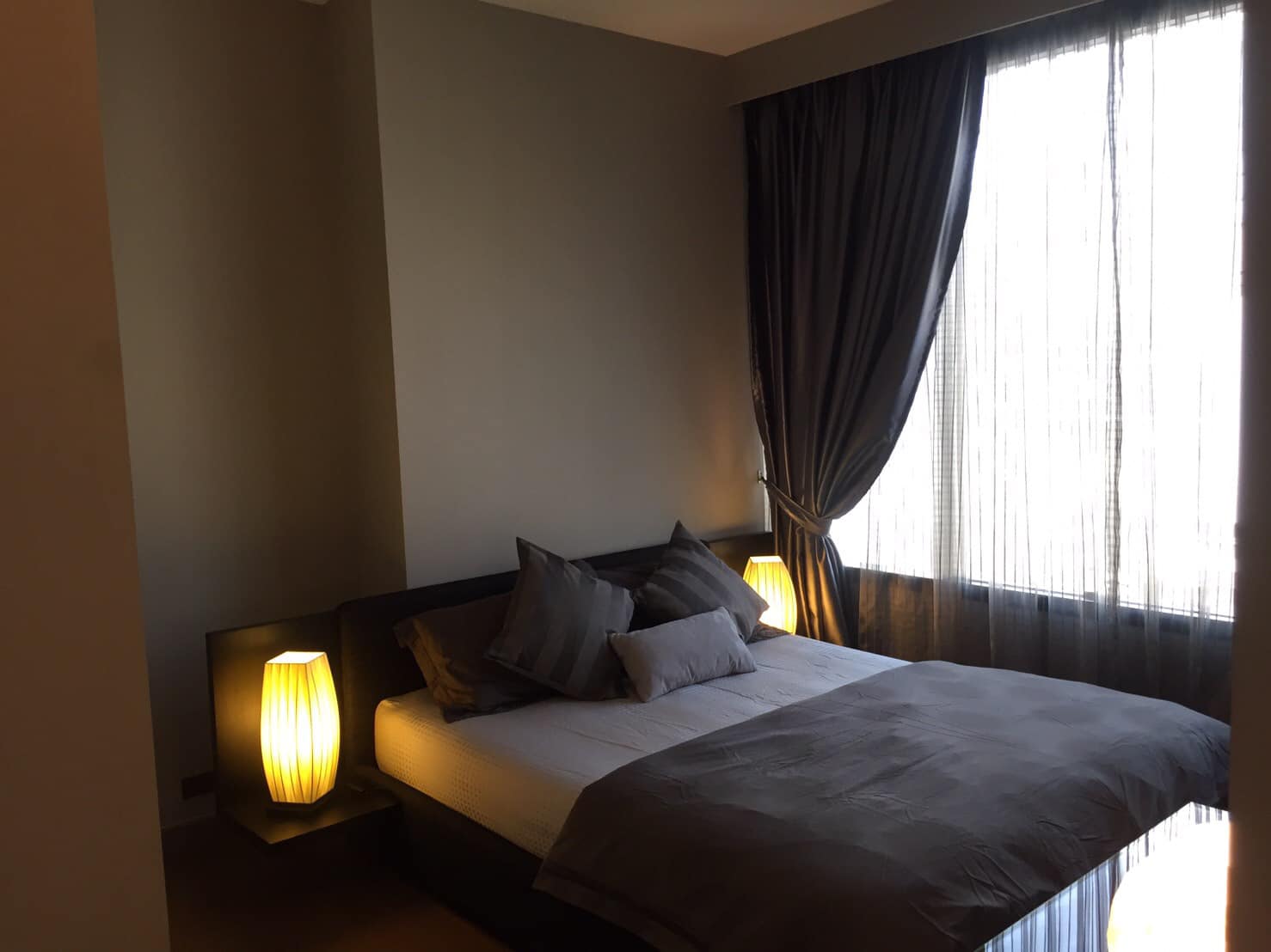 Fully furnished 1-bed, 1-bath condo at M Silom, 47 sqm, for rent 35,000–38,000 THB/month. Prime location near BTS Chong Nonsi. Rooftop pool, gym, and more.